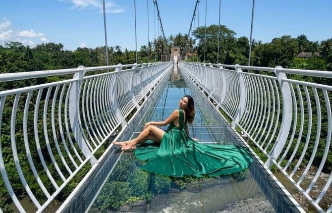 Glass bridge photo spot, Bali